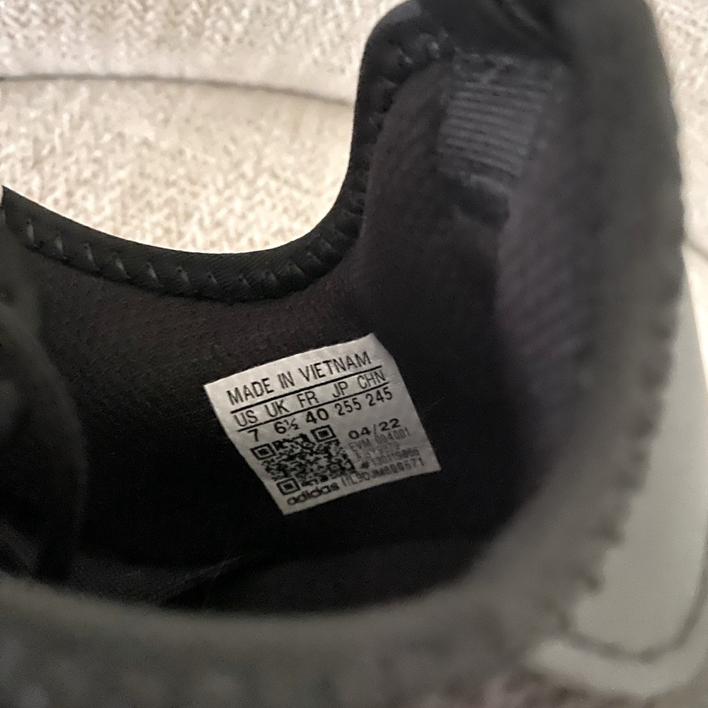 Black Adidas 🖤 - Picture 7 of 9